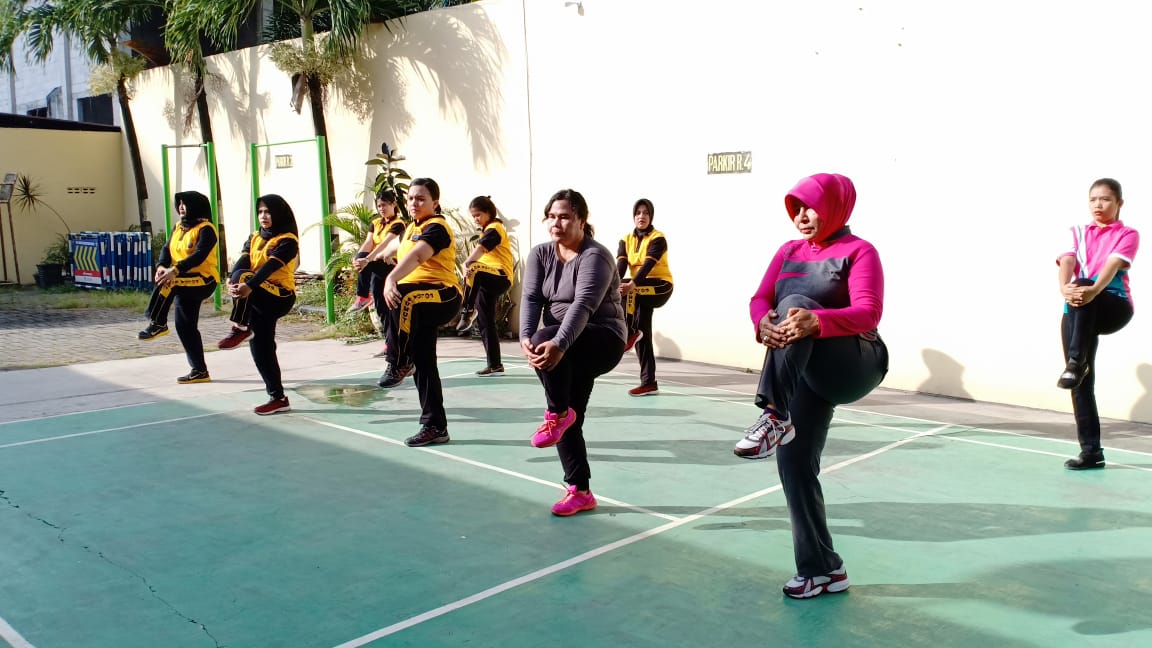 Keakraban Polwan dan Bhayangkari Polsek Medan Timur Dengan Aerobik Bersama