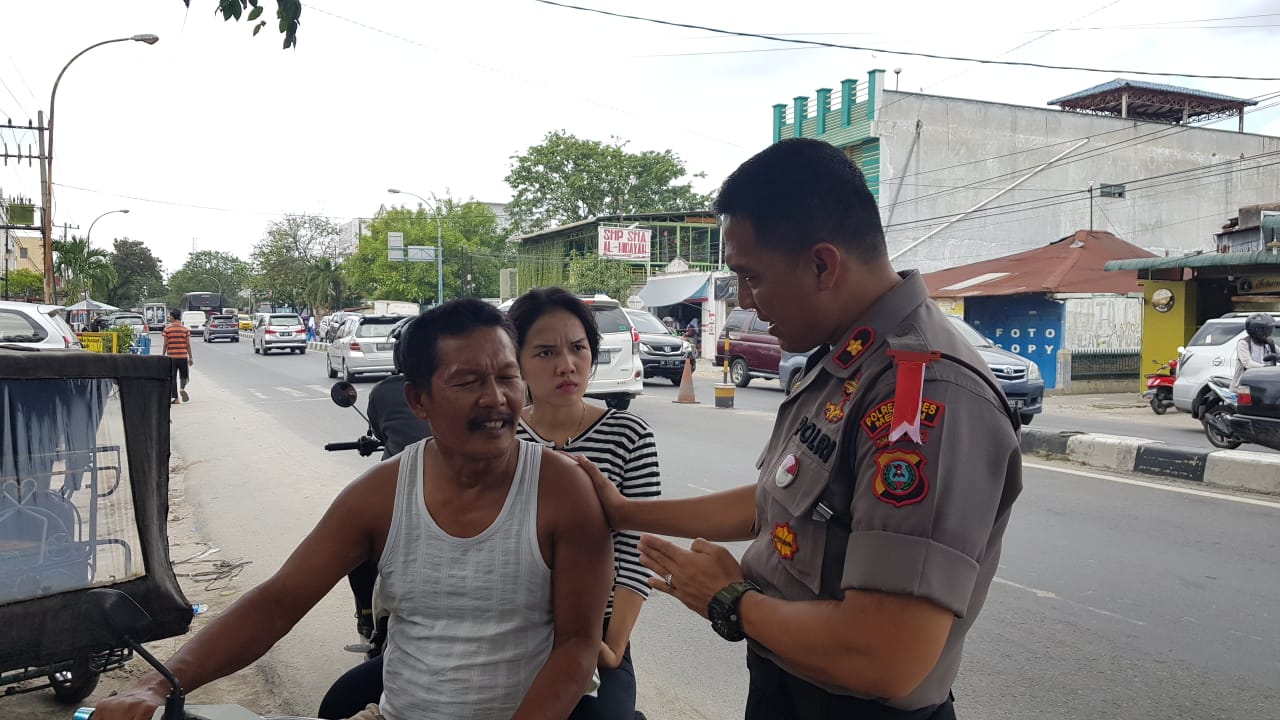 Layani Masyarakat Dengan Ramah dan Senyum