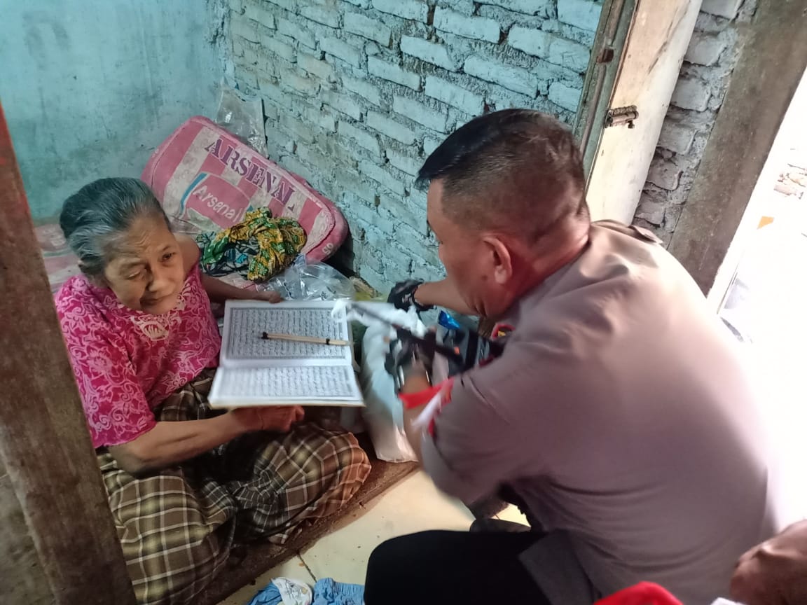 Polsek Medan Timur, Santuni Keluarga Penjual Keripik