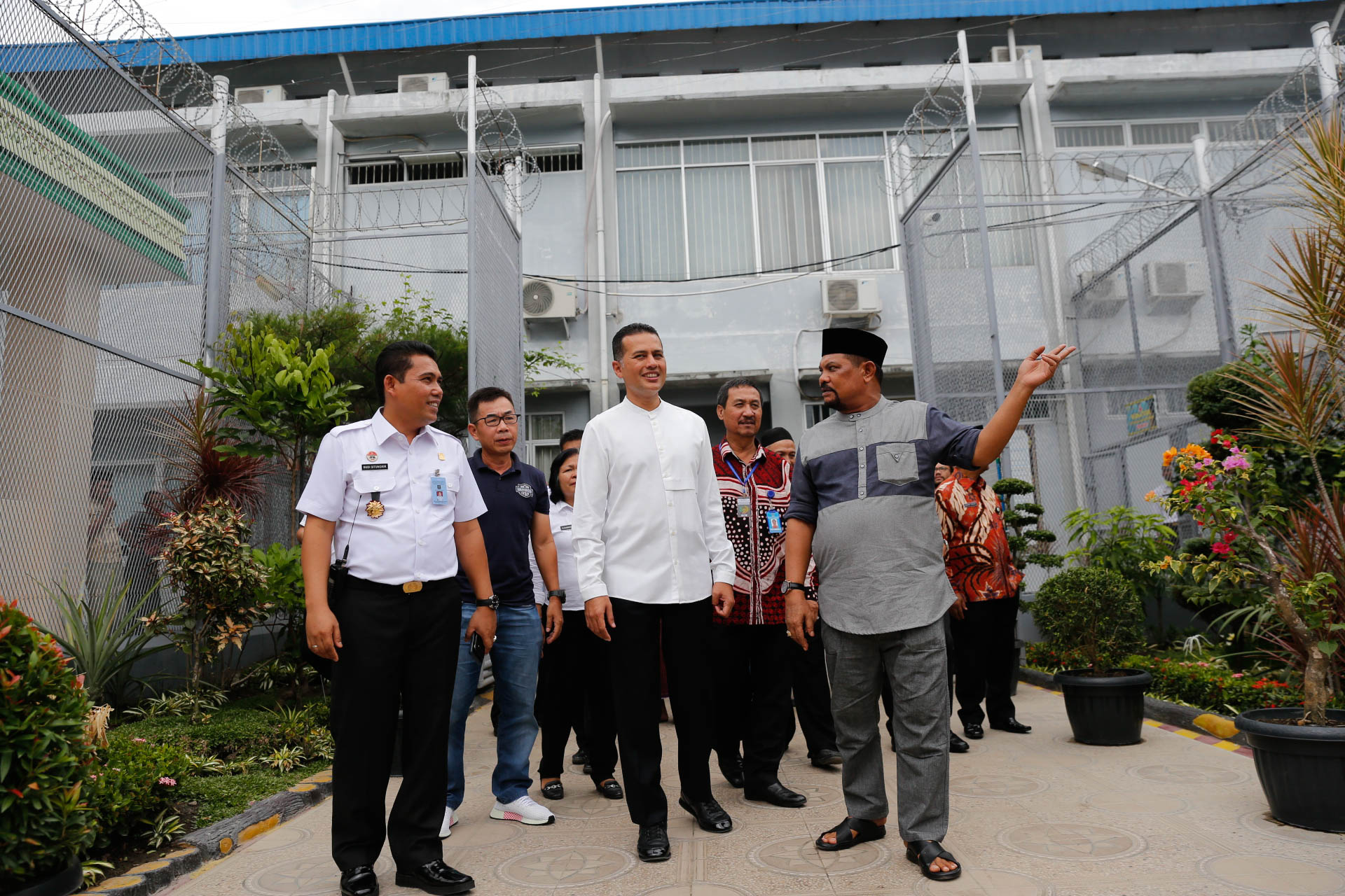 Kunjungi Lapas Kelas I Tanjung Gusta,  Wagubsu Serahkan Bantuan Komputer hingga Mobil Operasional