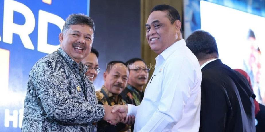 Laporan Evaluasi SAKIP 2018 Kota Solok Berpredikat B  Walikota Solok Terima Penghargaan dari Menpan