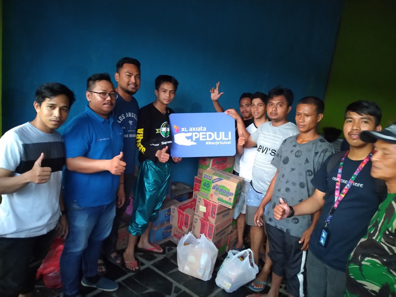 Jaringan Aman  XL Axiata Salurkan Bantuan Bagi Korban Banjir di Sulawesi Selatan