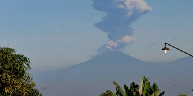 Gunung Merapi Terus Keluarkan Guguran Lava Pijar