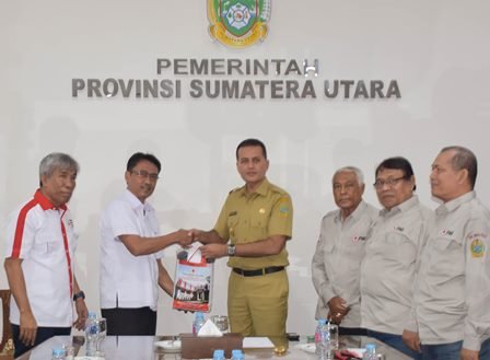 Wagubsu Ucapkan Terima Kasih  kepada Dua Pendonor Darah 100 Kali