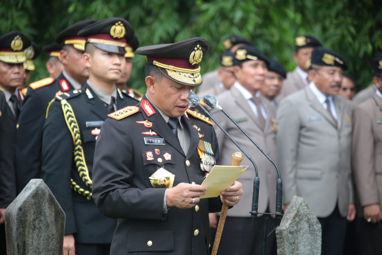 Kapolri Pimpin Upacara Pemakaman Jenazah Mantan Kapolri