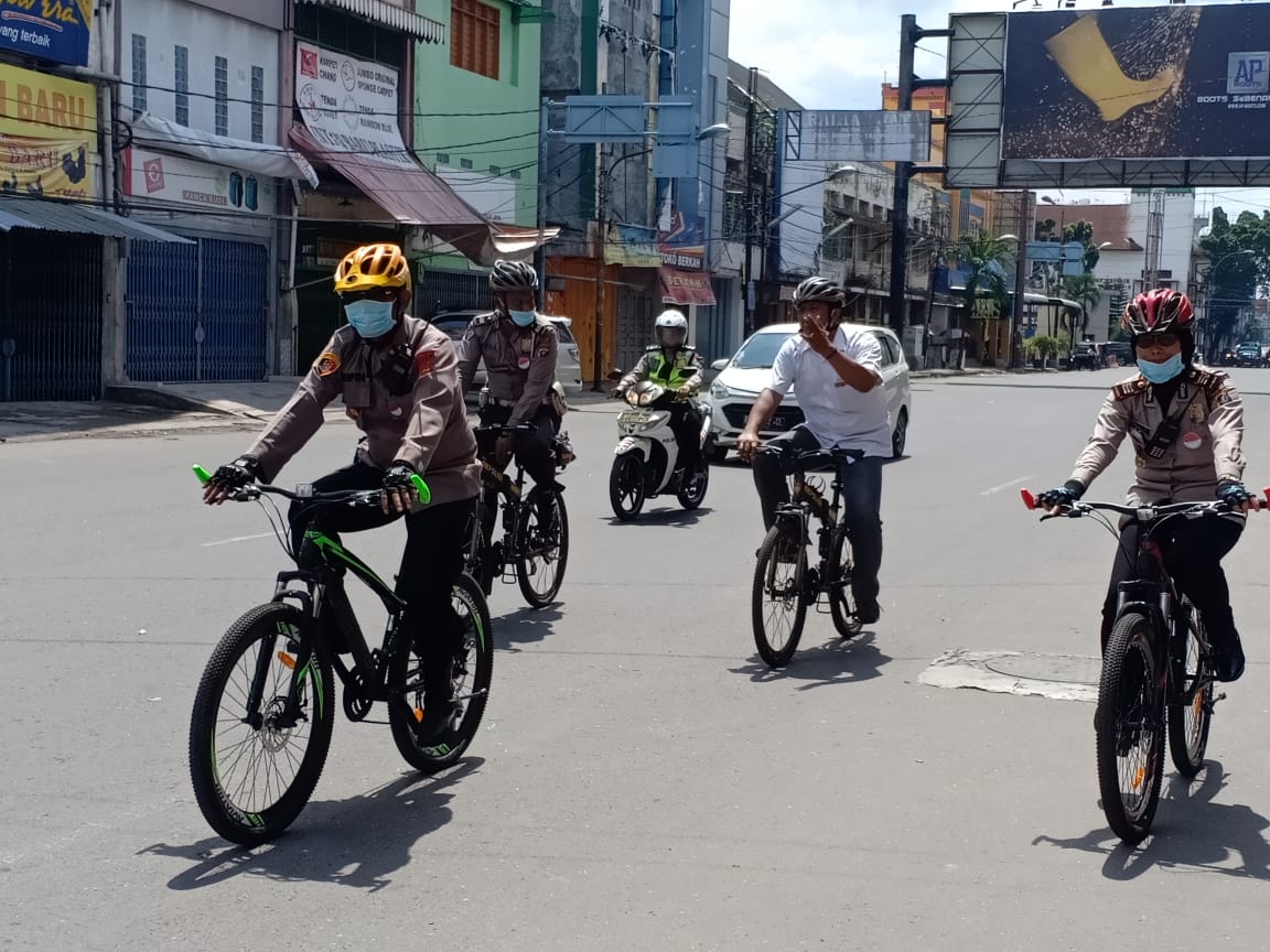 Momen Bersepeda Jaga Keamanan Vihara di Tahun Baru Imlek