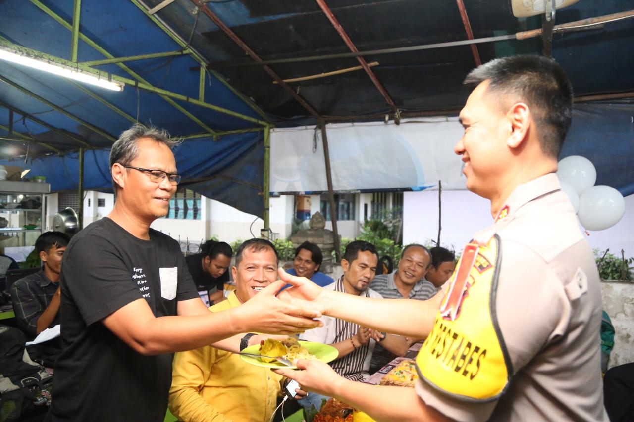 Polisi Bawa Nasi Tumpeng Buat Wartawan di HPN 2019