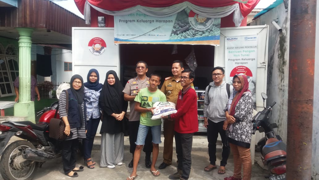 Kapolsek Medan Area Tinjau Pembagian Bansos  PKH