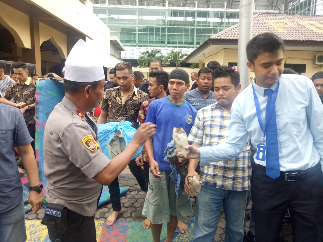 Kapolrestabes Medan Bagikan Nasi Bungkus ke Jamaah Jumat