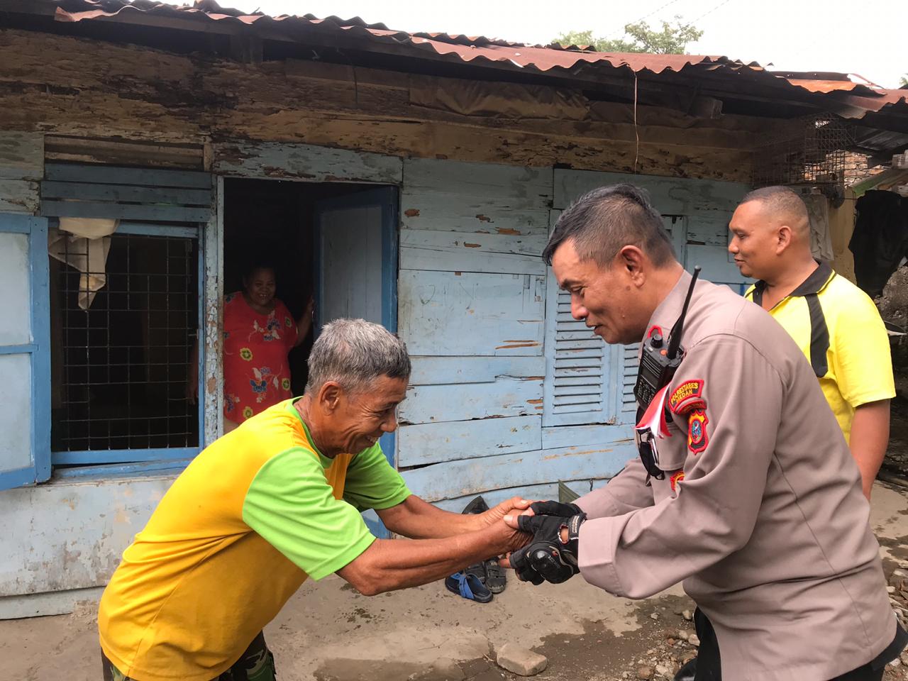 Polsek Medan Timur Bantu Keluarga Penarik Becak