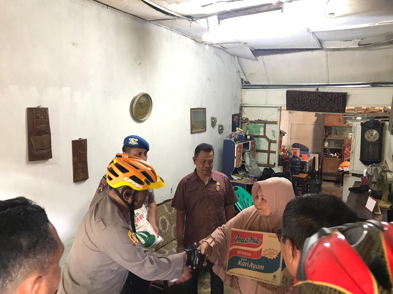 Terima Tali Asih, Warga Ucapkan Terima Kasih Kepada Polisi