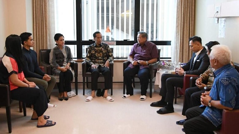 Presiden Jokowi Doakan Ani Yudhoyono Lekas Sembuh