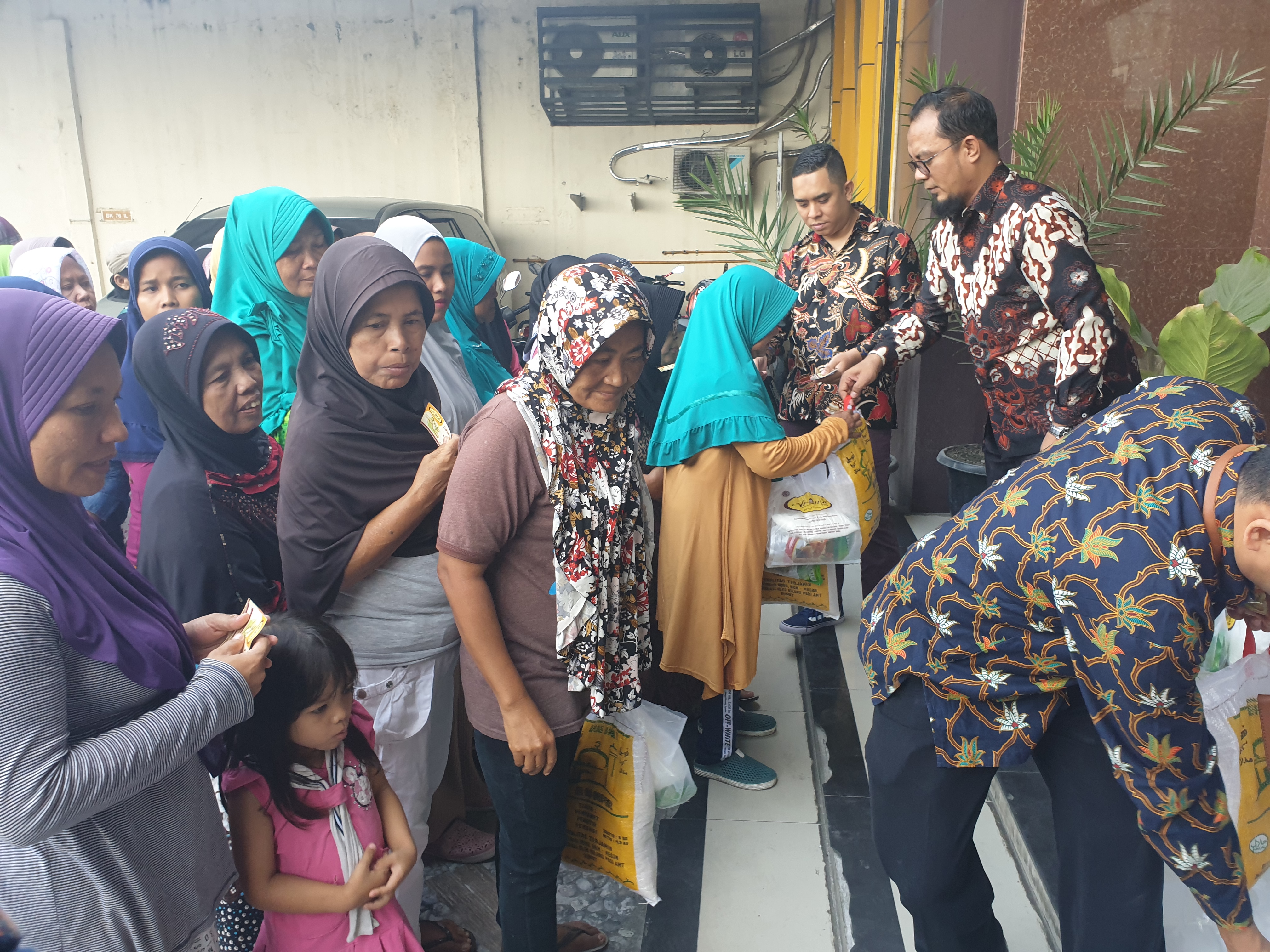 CEO Aroma Berbagi pada Kaum Dhuafa