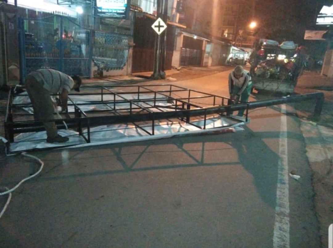 37 Unit Papan Reklame Bermasalah Ditumbangkan