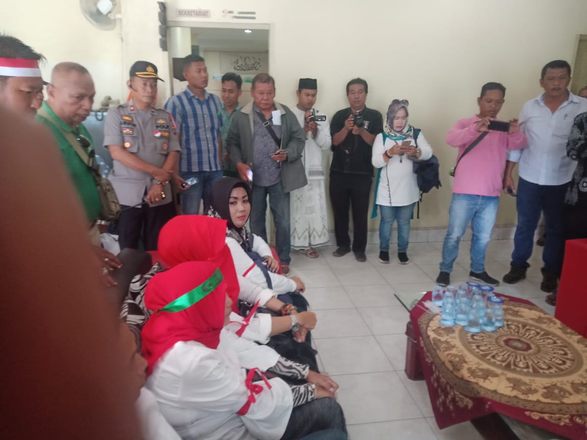 Ibu Pengajian Tolak Ustad Penebar Isu Sara