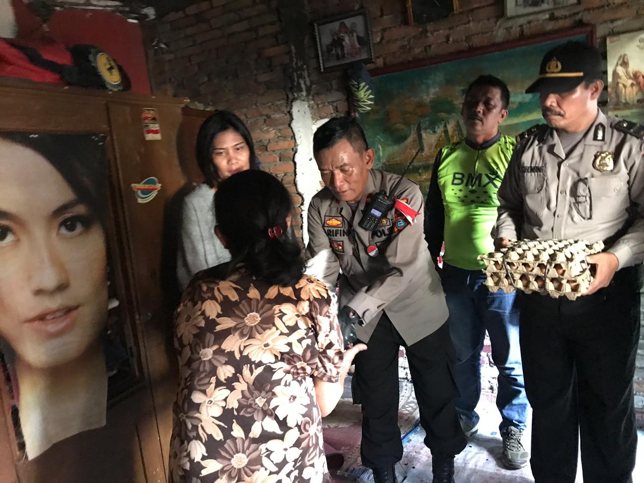 Nafkahi 4 Anak dan 2 Cucu, Seorang Nenek Terima Tali Asih