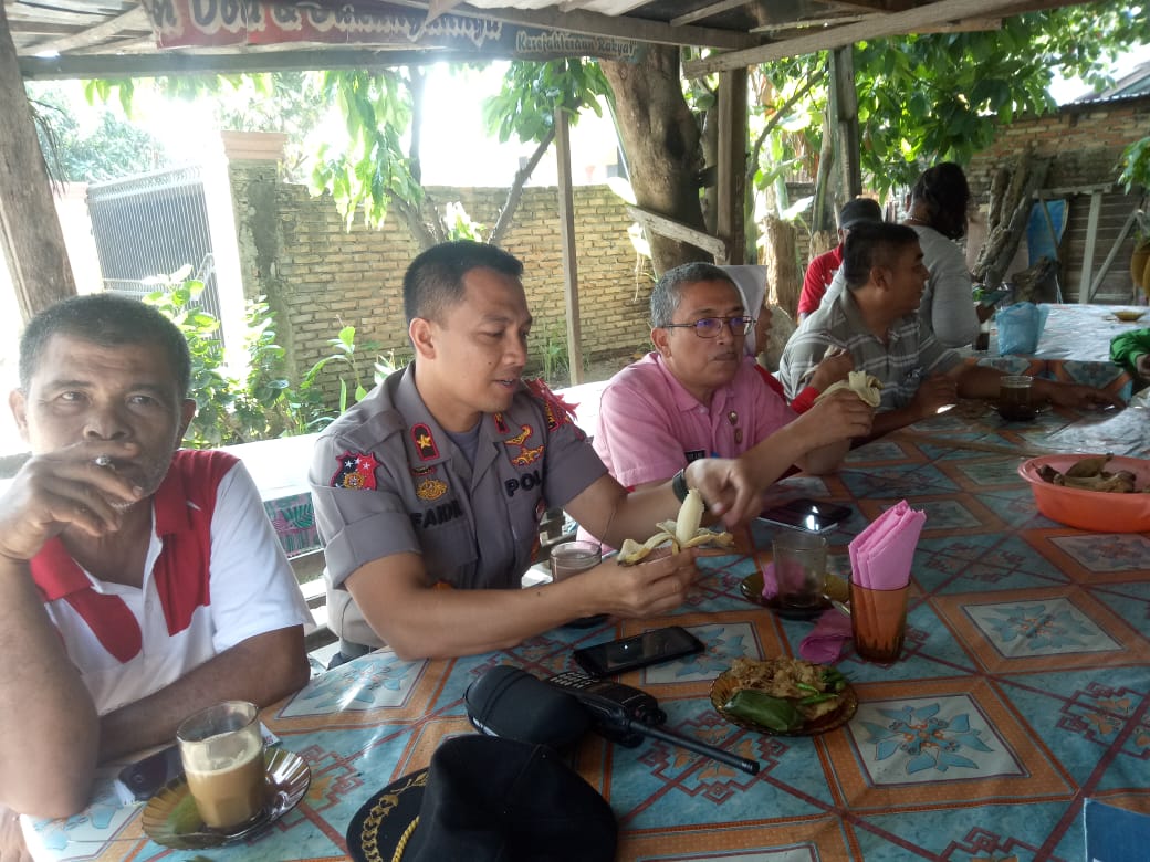 Warga Ngopi Bareng Dengan Kapolsek Percut Sei Tuan