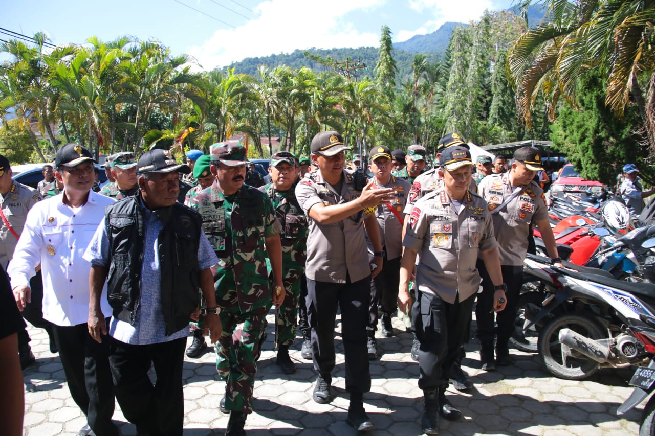 Panglima TNI dan Kapolri Beri Bantuan Kepada Korban Banjir Bandang Sentani