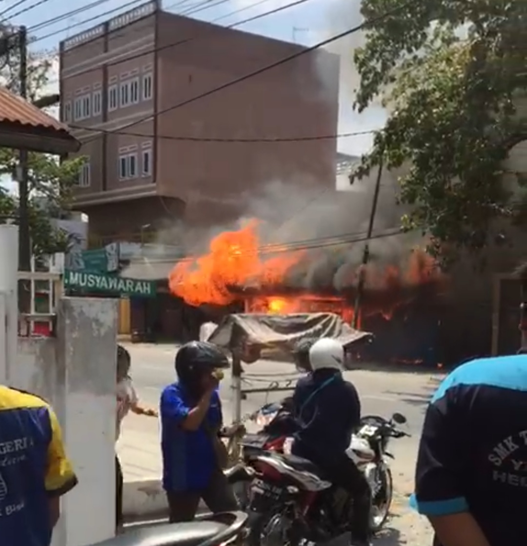 Warung Bakso di Jalan Bilal Ludes Dilalap si Jago Merah