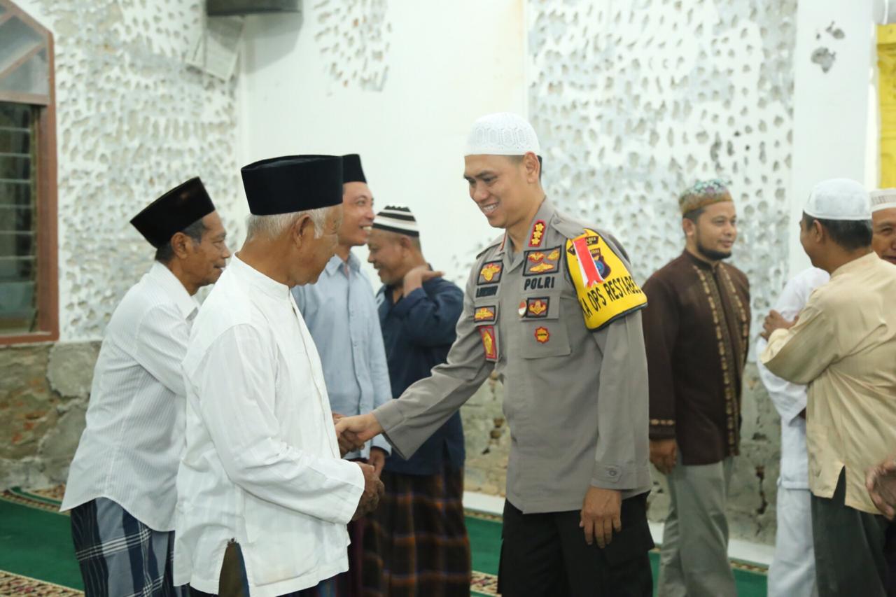 Kapolrestabes Medan Sholat Subuh Berjamaah di Masjid Al Furqon