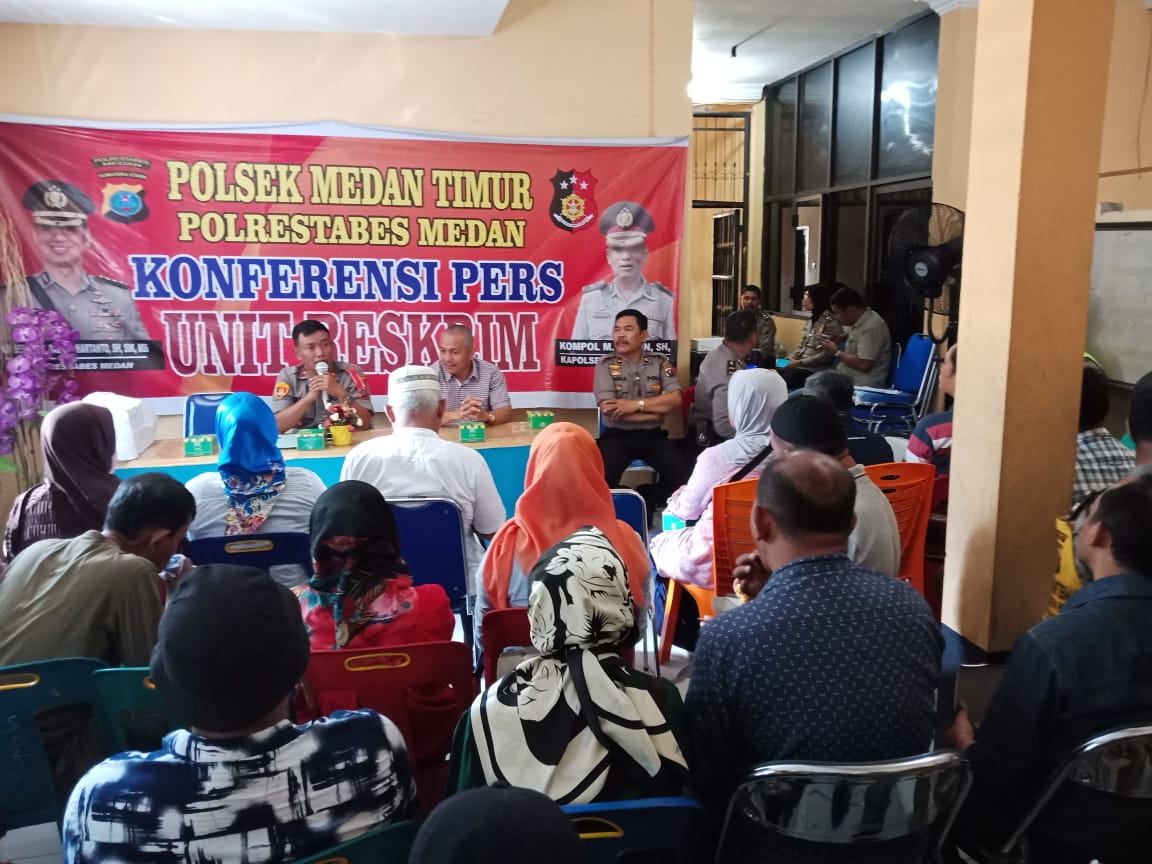 Warga Tak Tahu Jadwal Coblos, Polsek Medan Timur Tempel Stiker Sosialisasi