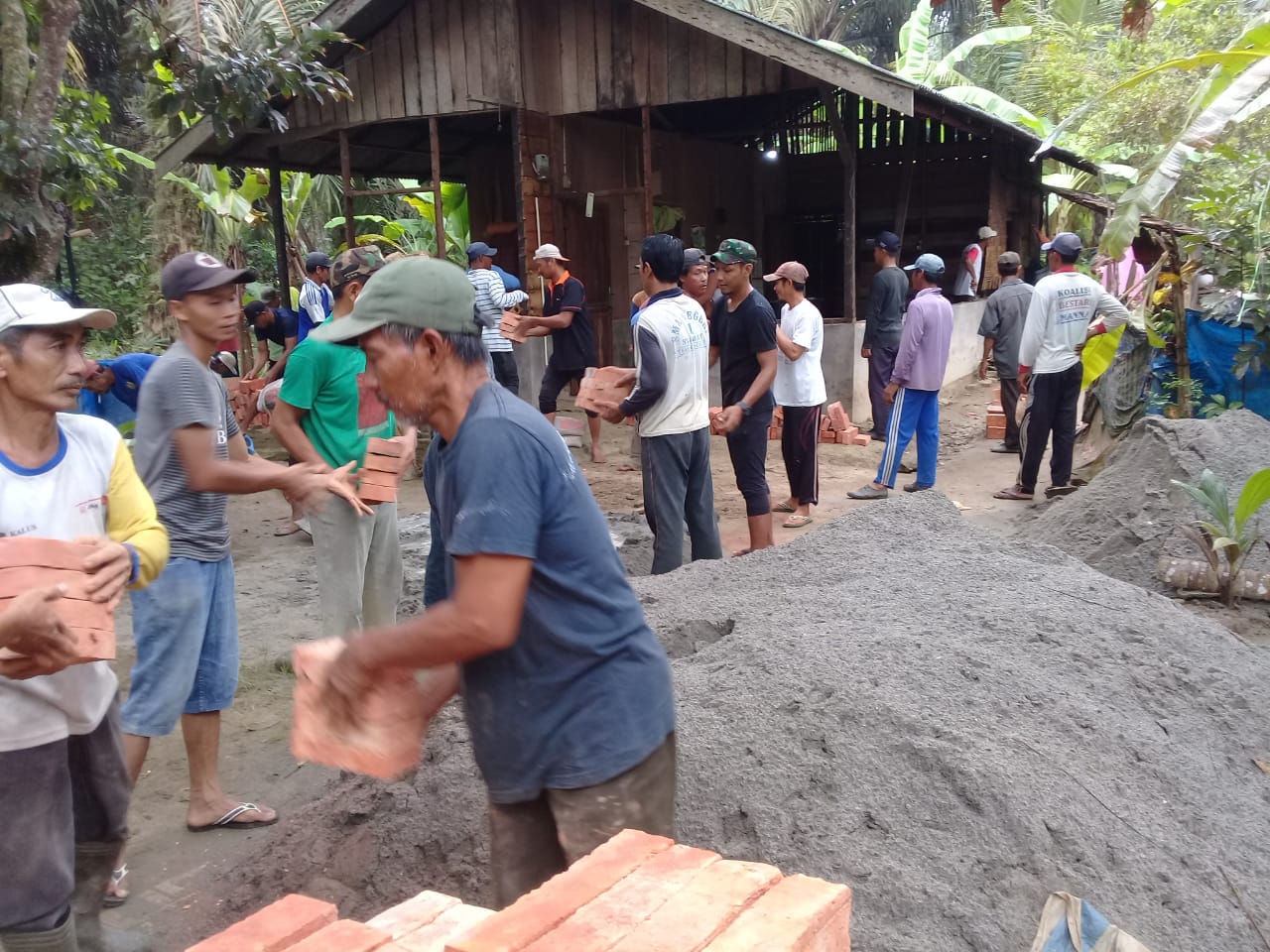 Rumah dibedah, Jumadi Ucapkan Terima Kasih pada Wakil Ketua DPRD