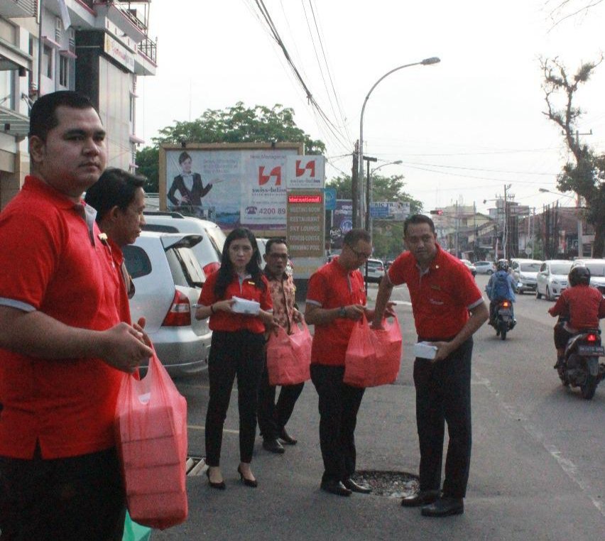 Indahnya Ramadhan, Hotel Swiss-Belinn Gajah Mada Bagikan Takjil Berbuka