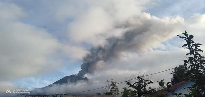 Gunung Api Sinabung Meletus Keluarkan Debu Setinggi 2000 Meter