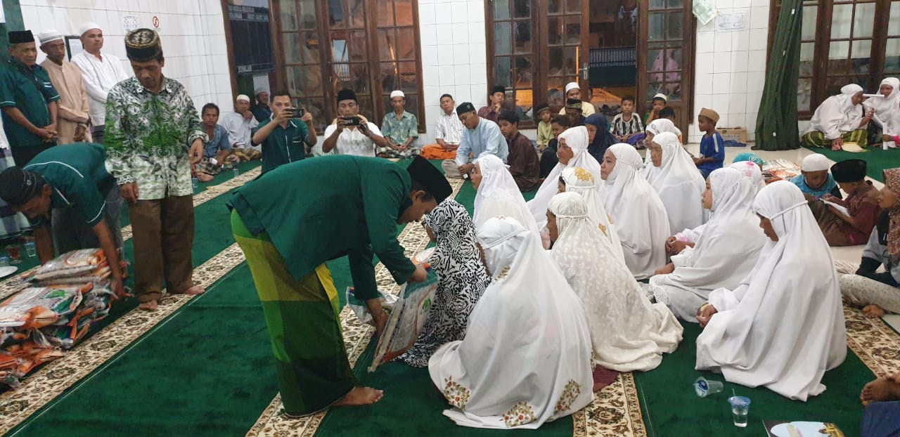 Safari Ramadhan di Masjid Al- Ikhlas,PCNU Medan Bagikan Sembako Untuk Kaum Dhuafa