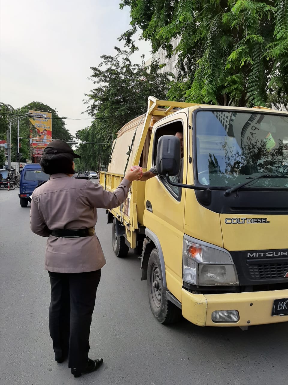 Polsek Medan Timur Bagikan Ratusan Bungkus Takjil