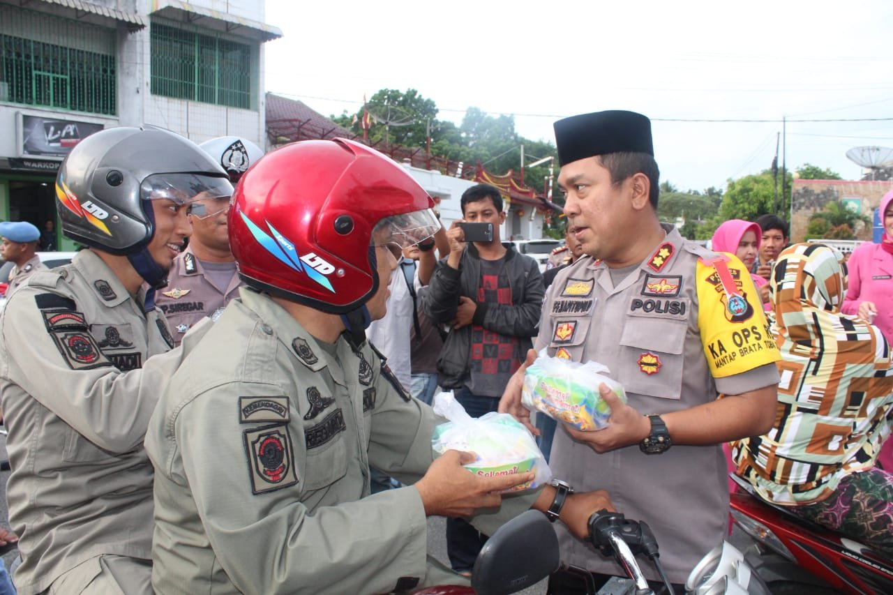 Kapolres Asahan Bagi Takzil di Bundaran Tugu Perjuangan 45 Kisaran