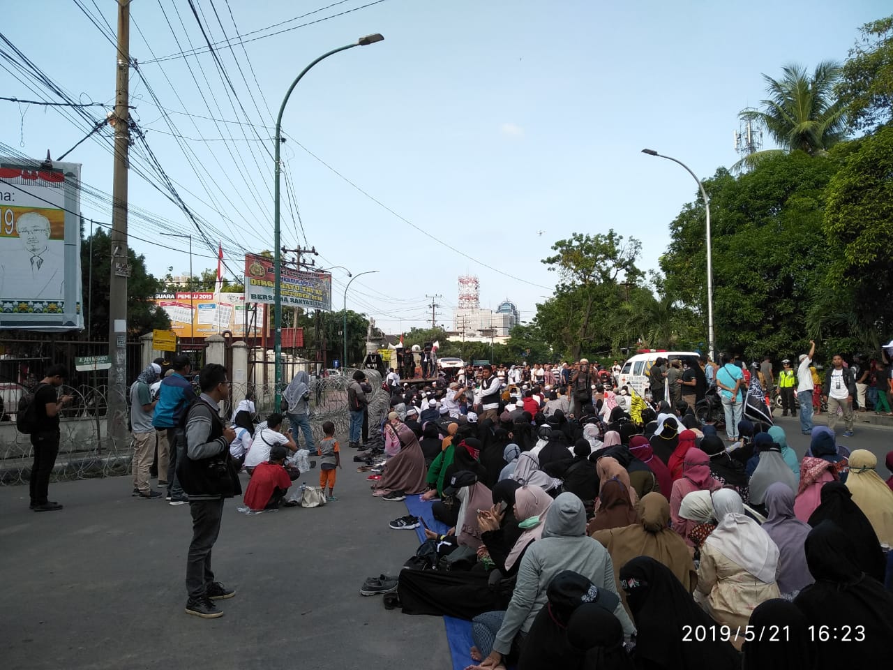 Ratusan Massa  Demo Kantor KPU Sumut. Desak Hasil Pilpres 2019 Dihitung Ulang