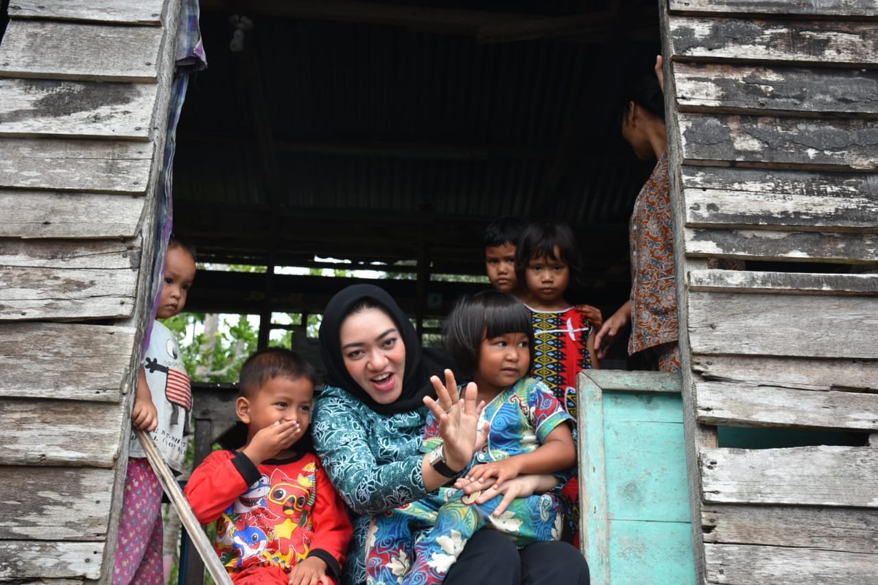 PKK Tanjungbalai Berikan Paket Lebaran Masyarakat Pinggiran Sungai dan Daerah Kumuh
