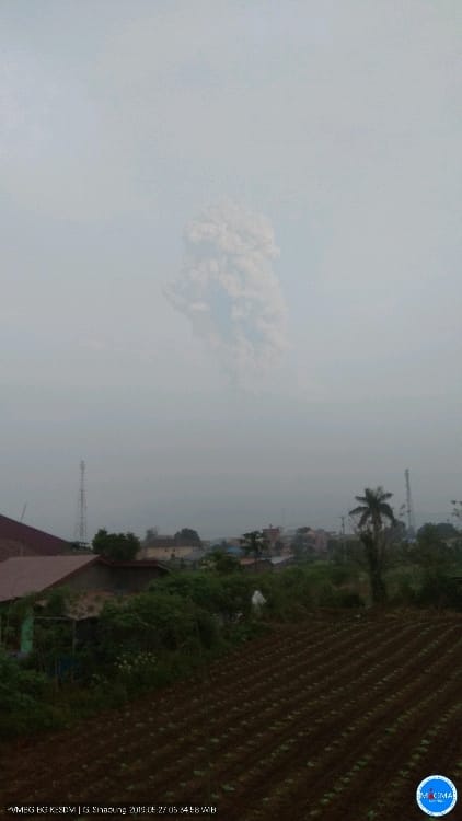 Kembali Erupsi, Gunung Sinabung Keluarkan Material Abu Vulkanik