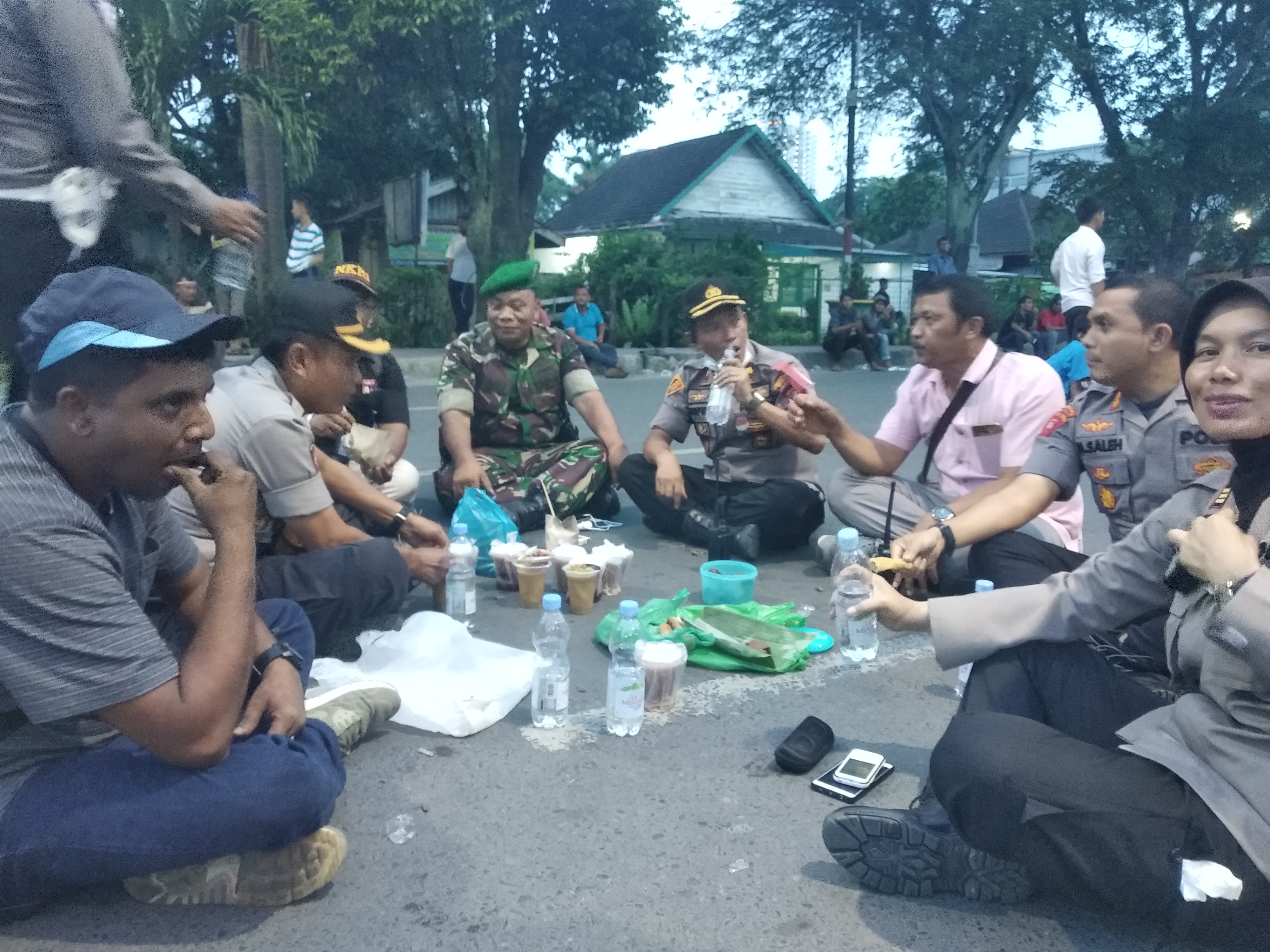 Buka Puasa Ditengah Aksi Unjukrasa  22 Mei