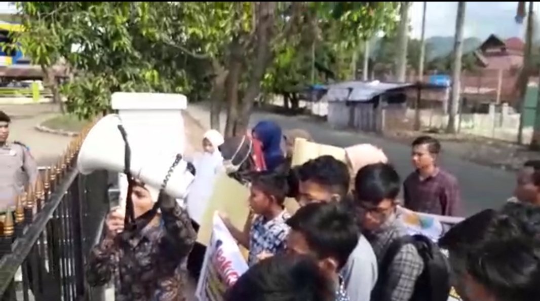 Dugaan Suap, Dibalik Vonis Ringan Oknum Pejabat