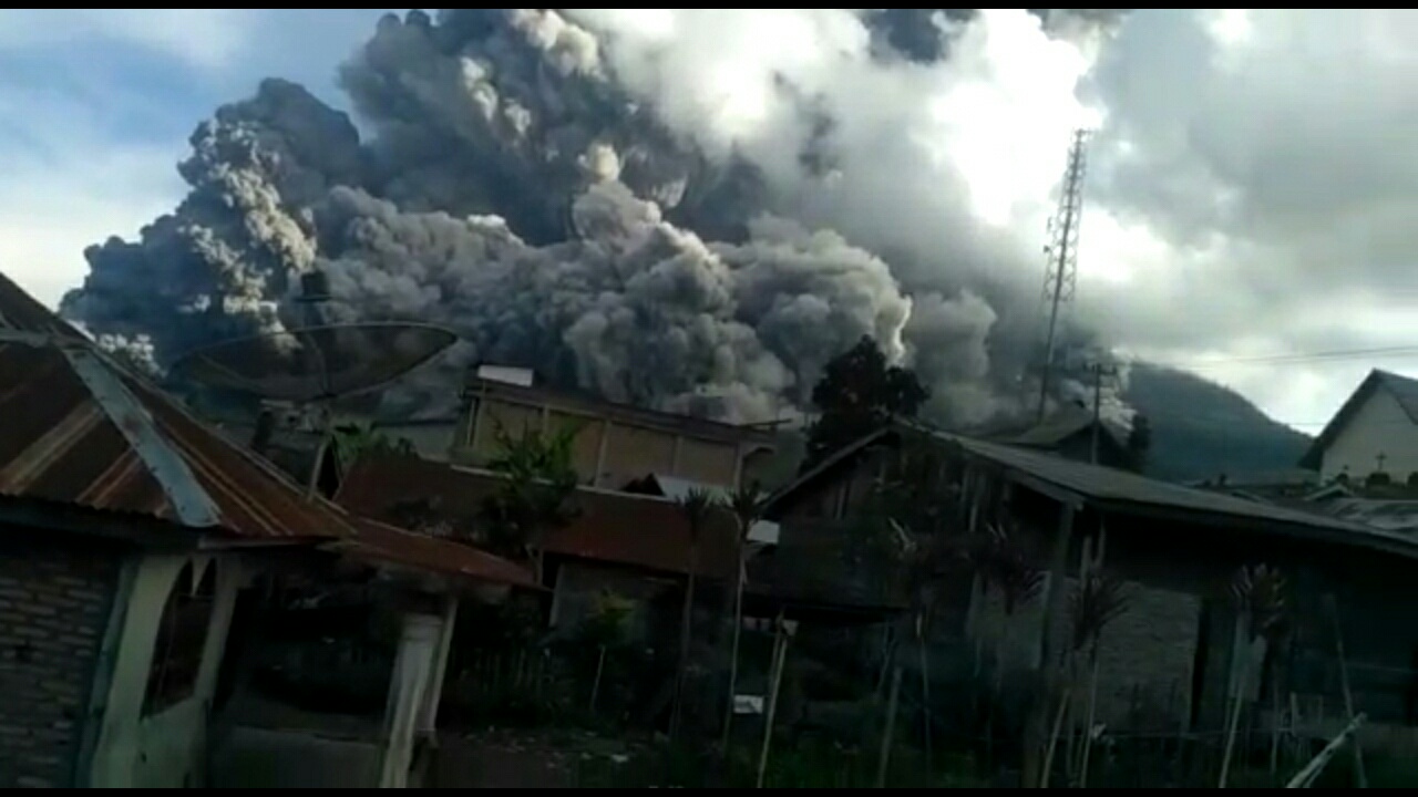 Status Level III, Gunung Sinabung Muntahkan Abu Vulkanik Setinggi 7 Km