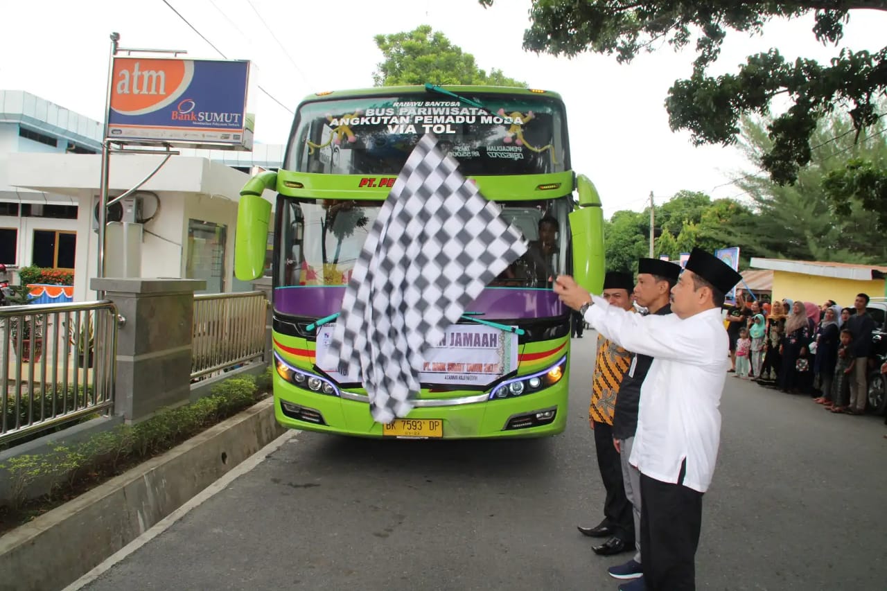 Plt Bupati L.Batu Lepas Manasik Haji