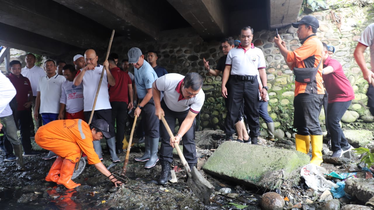 Kapolda Bersihkan Sampah di Sungai Kera Antisipasi Banjir