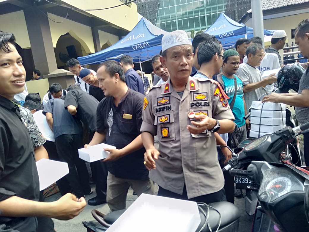 Kapolrestabes Bagikan 250 Nasi Bungkus Jumat Barokah
