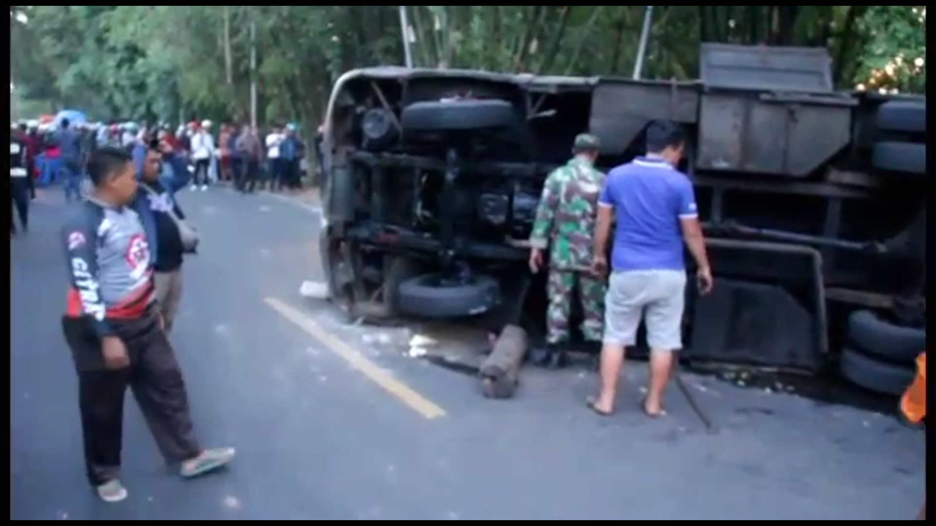 Bus Parawisata di Cirebon Terguling dan Nyaris Masuk Jurang