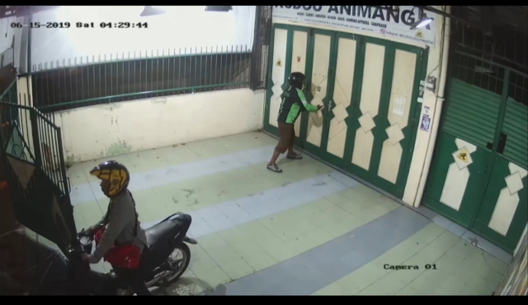 Pembobol Toko Pakaian Kenakan Jaket Ojek Online, Vidionya Viral