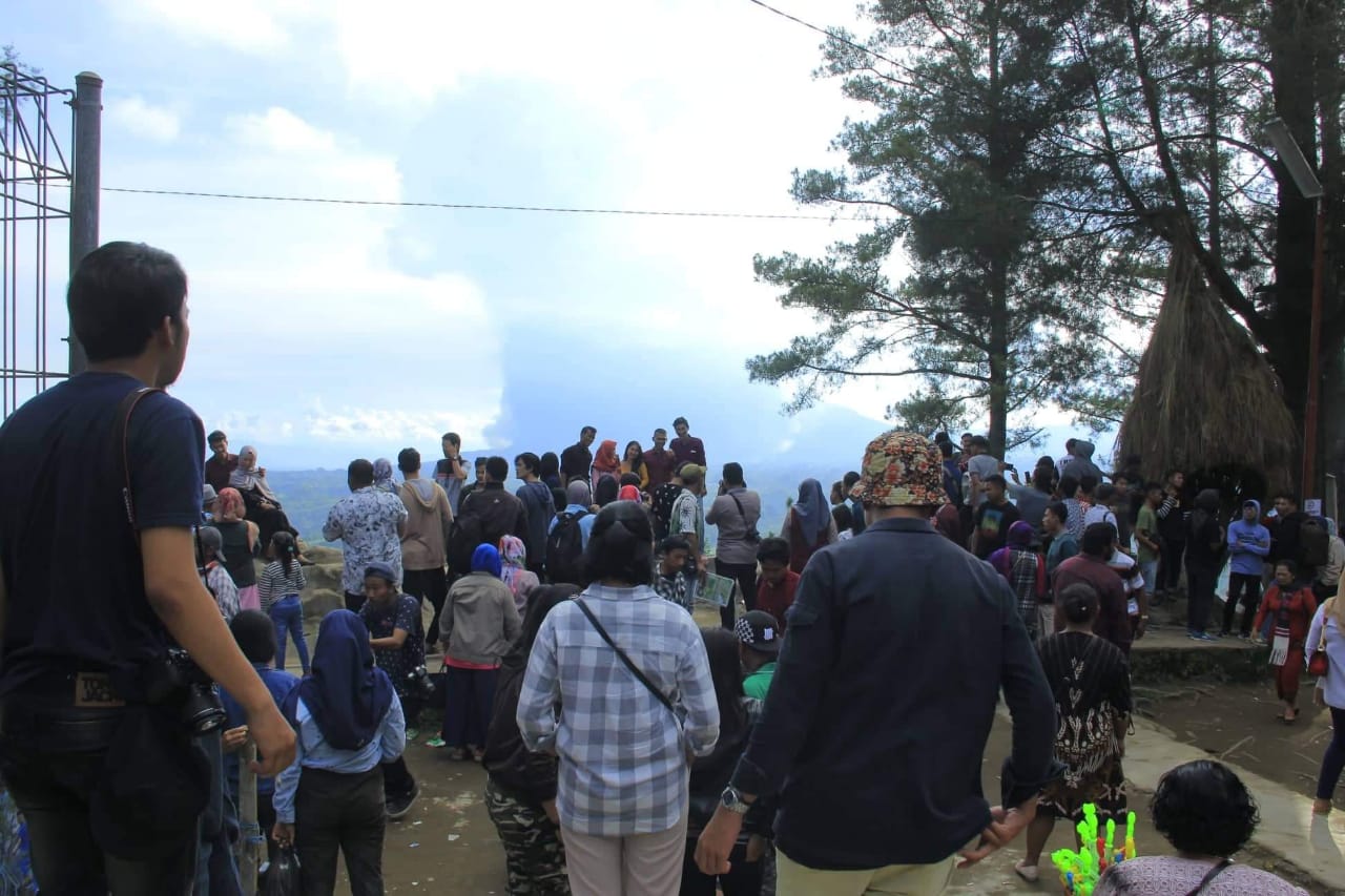Wisatawan Terkesima Saksikan Erupsi Sinabung