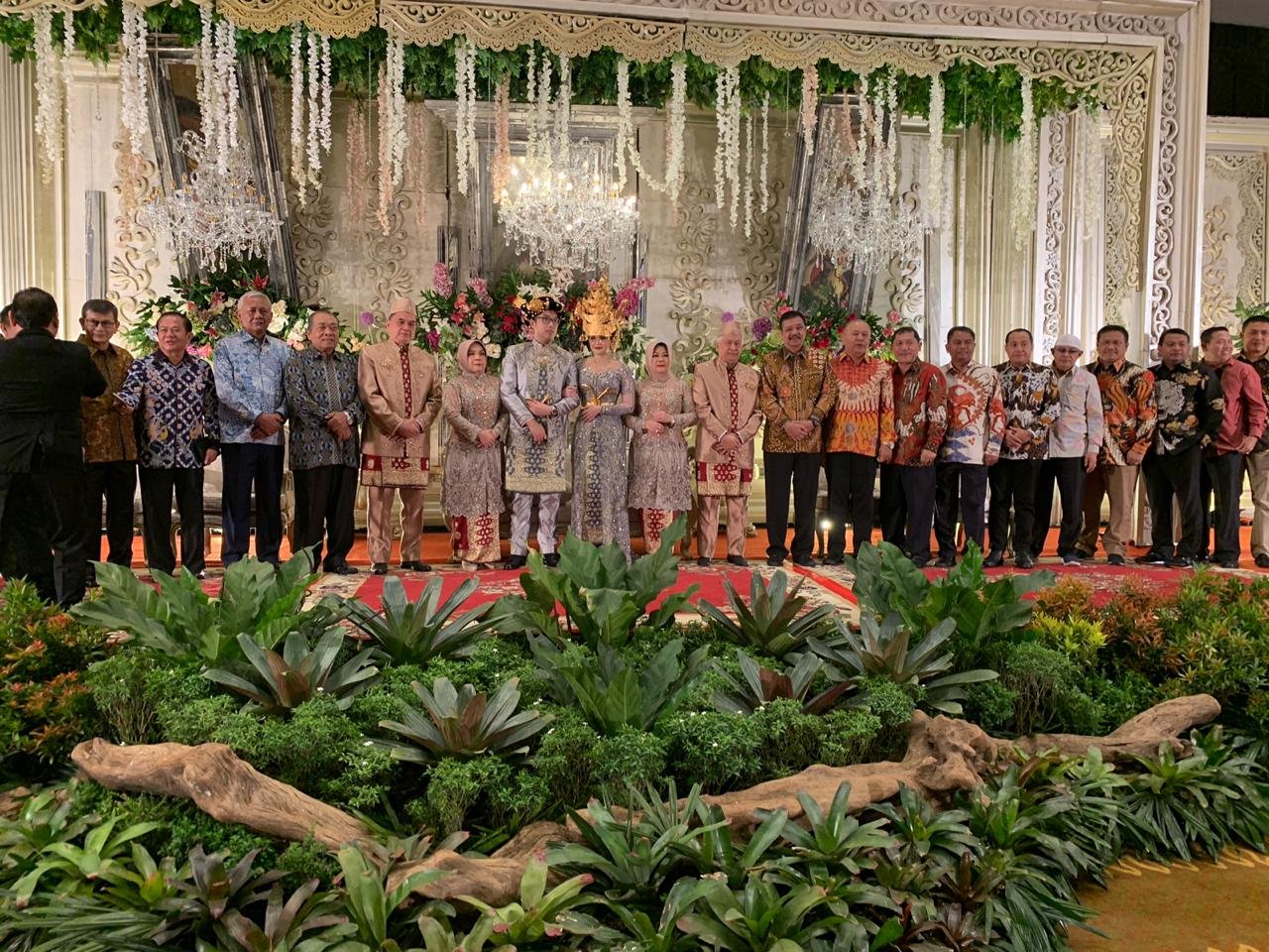 Semoga Menjadi Keluarga Samawa, HT Erry Nuradi Hadiri Pernikahan Putri Kajatisu