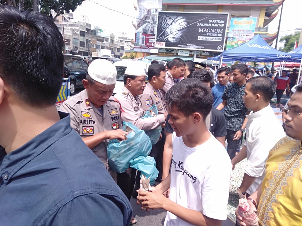Polsek Medan Timur Bagikan Nasi Bungkus di Jumat Barokah