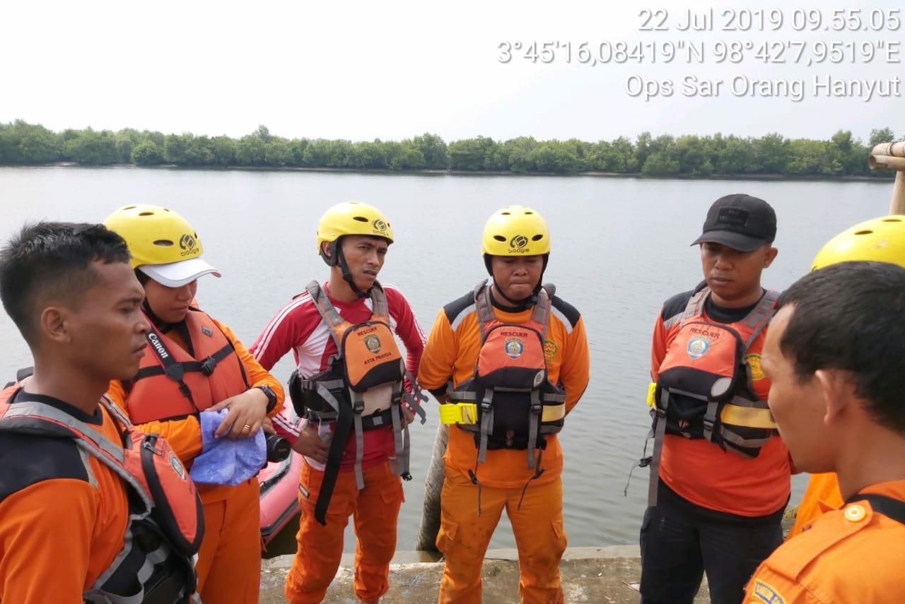 Warga Medan Labuhan Tenggelam di Sungai Seruwai
