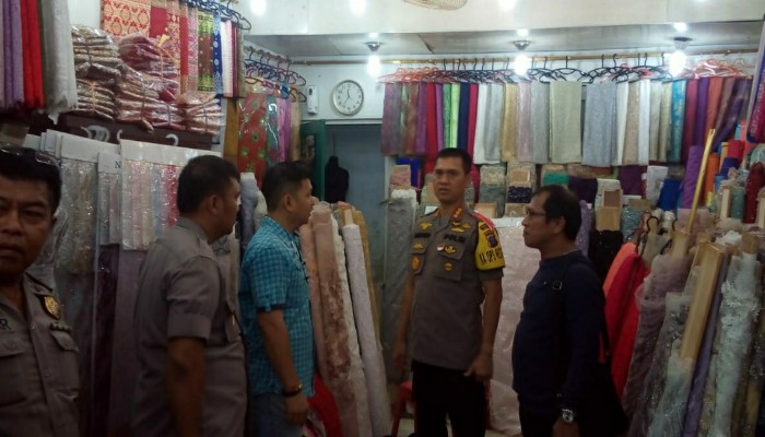 Jebol Dinding, Kawanan Maling Bongkar Toko Kain