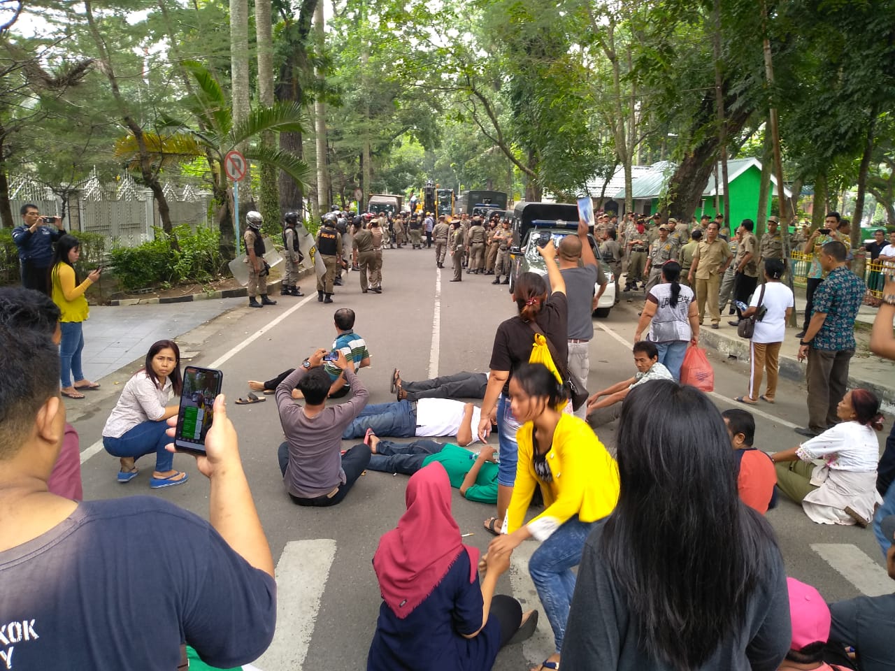 Warkop Elisabet Dibongkar Paksa Pol PP, Pedagang Melawan