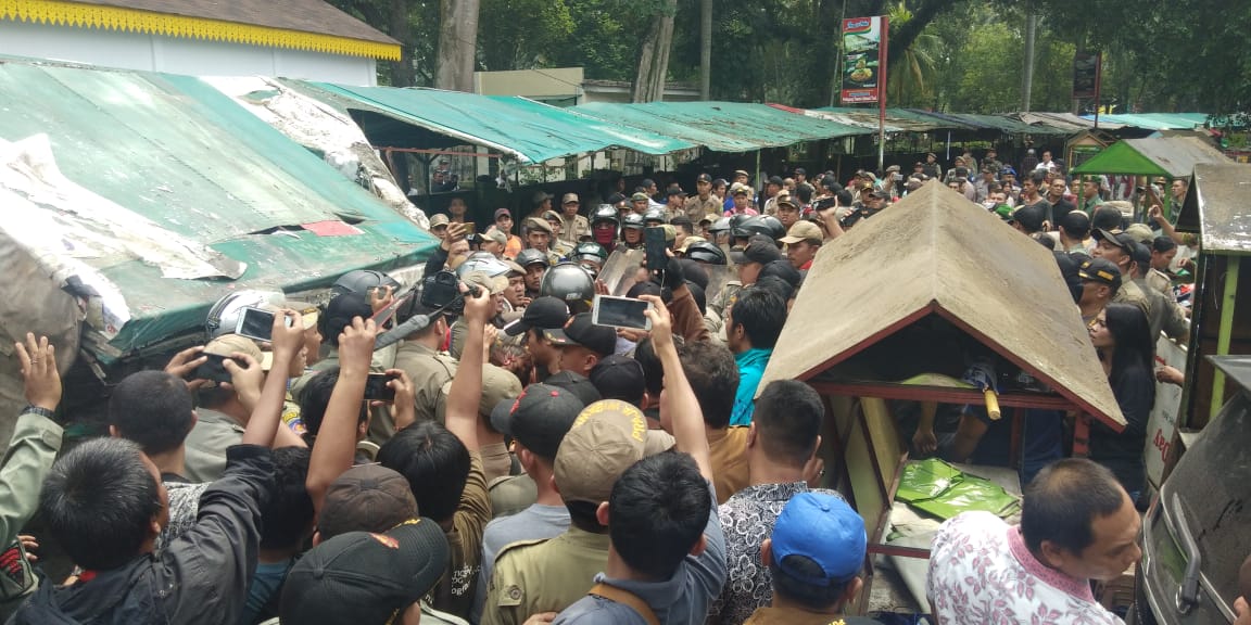 Pol PP dan Pedagang Terlibat Bentrok di Warkop Elisabeth