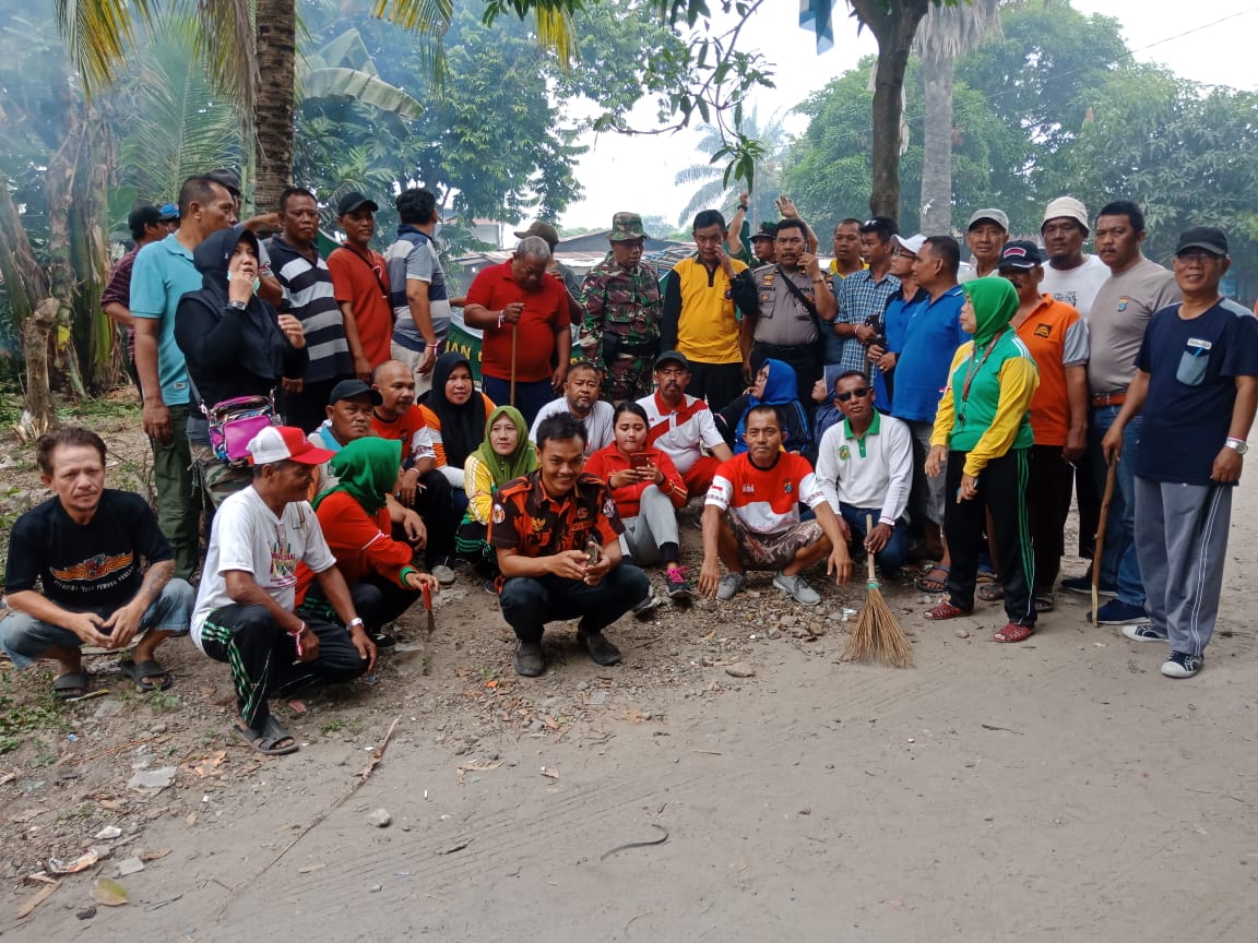 Sambut HUT Kemerdekaan Polsek Medan Timur Bersihkan Makam